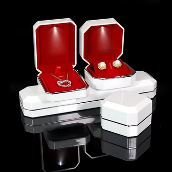Новая модная Роскошная Красная внутренняя коробка для обручальных колец, Золотые пластиковые Восьмиугольные Серьги, ожерелья, подвески, шкатулки для ювелирных изделий со светодиодной подсветкой