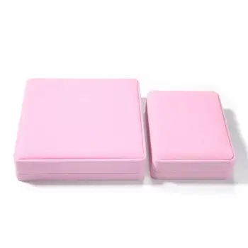 Подарочная коробка ювелирного набора розового цвета